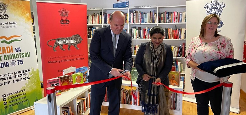Ambassador of India to Slovenia Mrs. Namrata S. Kumar and the Mayor of Piran Mr. Đenio Zadković cut the ribbon to inaugurate an India Corner in the Lucija Library branch of the Piran City Library on 28 September 2022